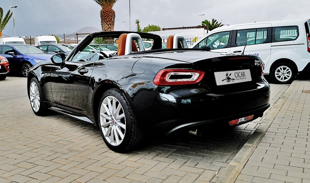 Varias unidades de Fiat Fiat 124 Spider Lusso en Lanzarote