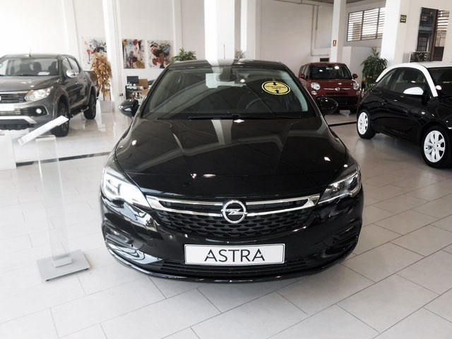 Foto real de la exposicin de venta de coches / taller