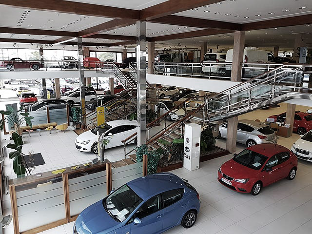 Foto real de la exposición de venta de coches / taller