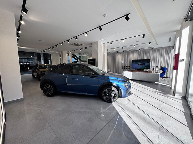 Foto real de la exposicin de venta de coches / taller