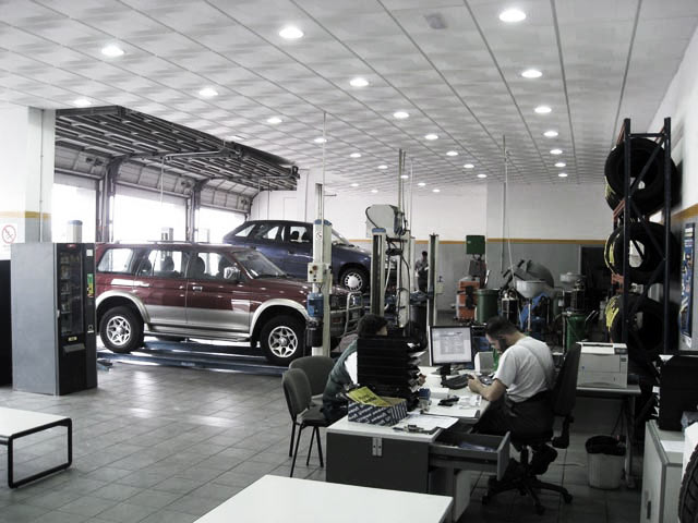 Foto real de la exposición de venta de coches / taller