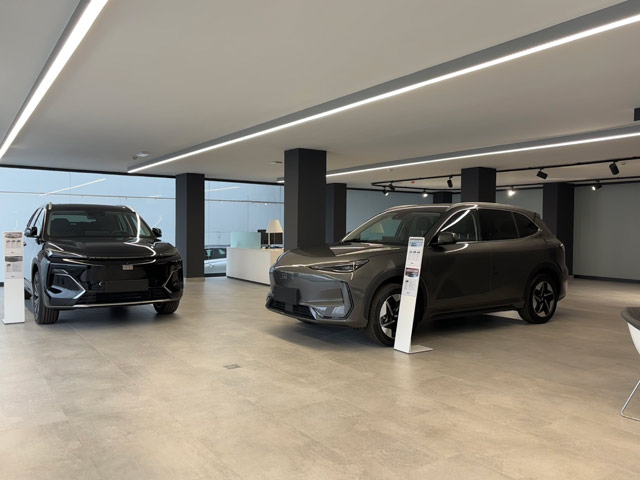 Foto real de la exposici�n de venta de coches / taller