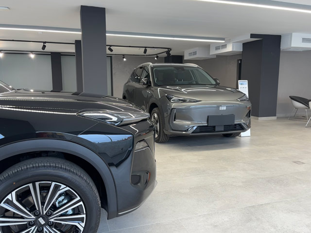 Foto real de la exposici�n de venta de coches / taller