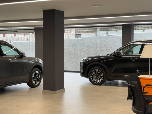 Foto real de la exposici�n de venta de coches / taller