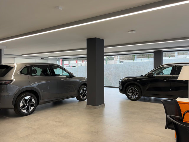 Foto real de la exposici�n de venta de coches / taller