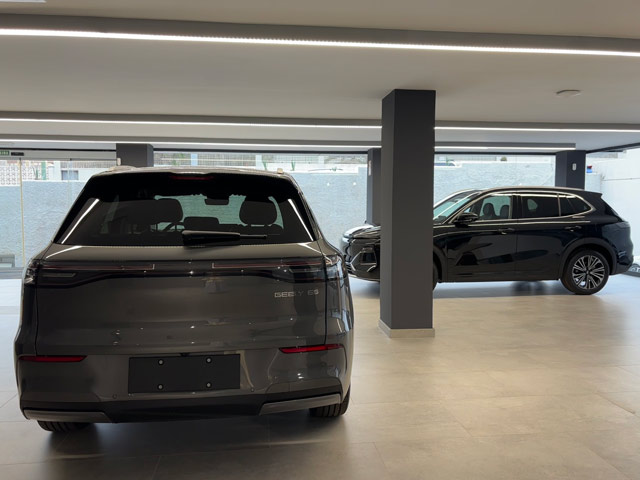 Foto real de la exposici�n de venta de coches / taller