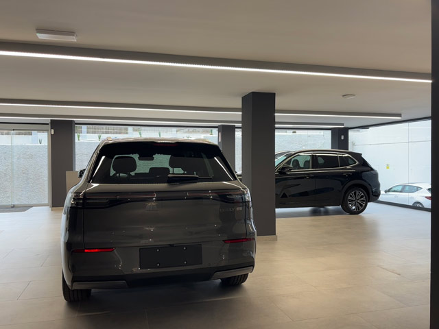 Foto real de la exposici�n de venta de coches / taller