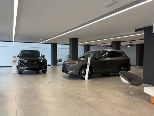 Foto real de la exposici�n de venta de coches / taller