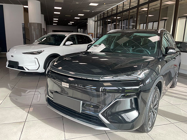 Foto real de la exposici�n de venta de coches / taller