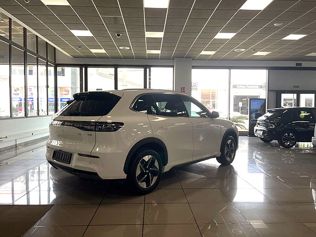 Foto real de la exposici�n de venta de coches / taller