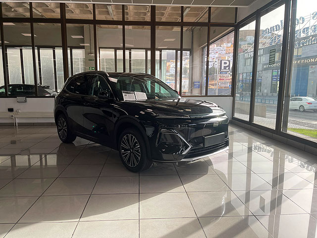 Foto real de la exposici�n de venta de coches / taller