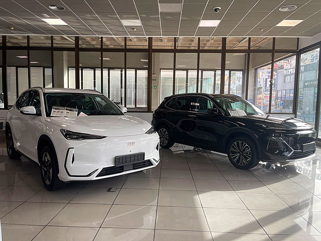 Foto real de la exposici�n de venta de coches / taller