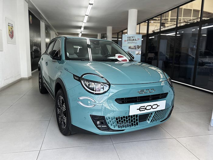 Foto real de la exposicin de venta de coches / taller