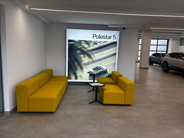 Foto real de la exposici�n de venta de coches / taller