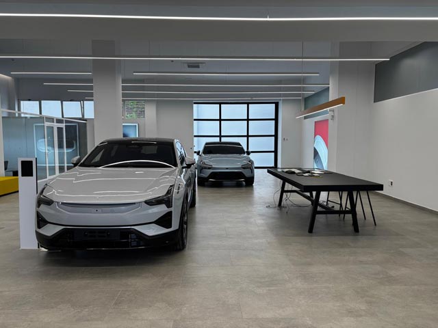 Foto real de la exposici�n de venta de coches / taller