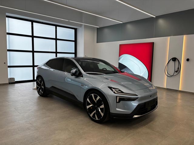 Foto real de la exposici�n de venta de coches / taller