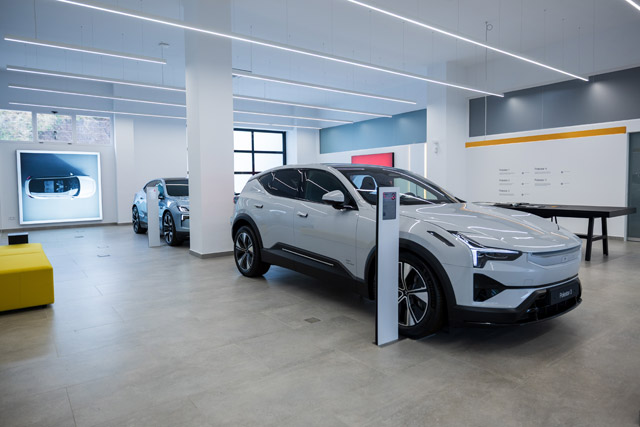 Foto real de la exposición de venta de coches / taller