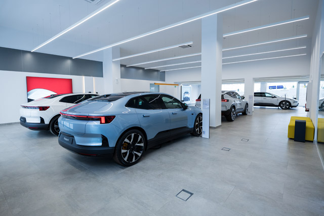 Foto real de la exposición de venta de coches / taller