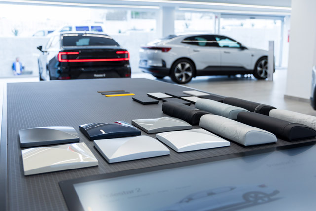 Foto real de la exposición de venta de coches / taller